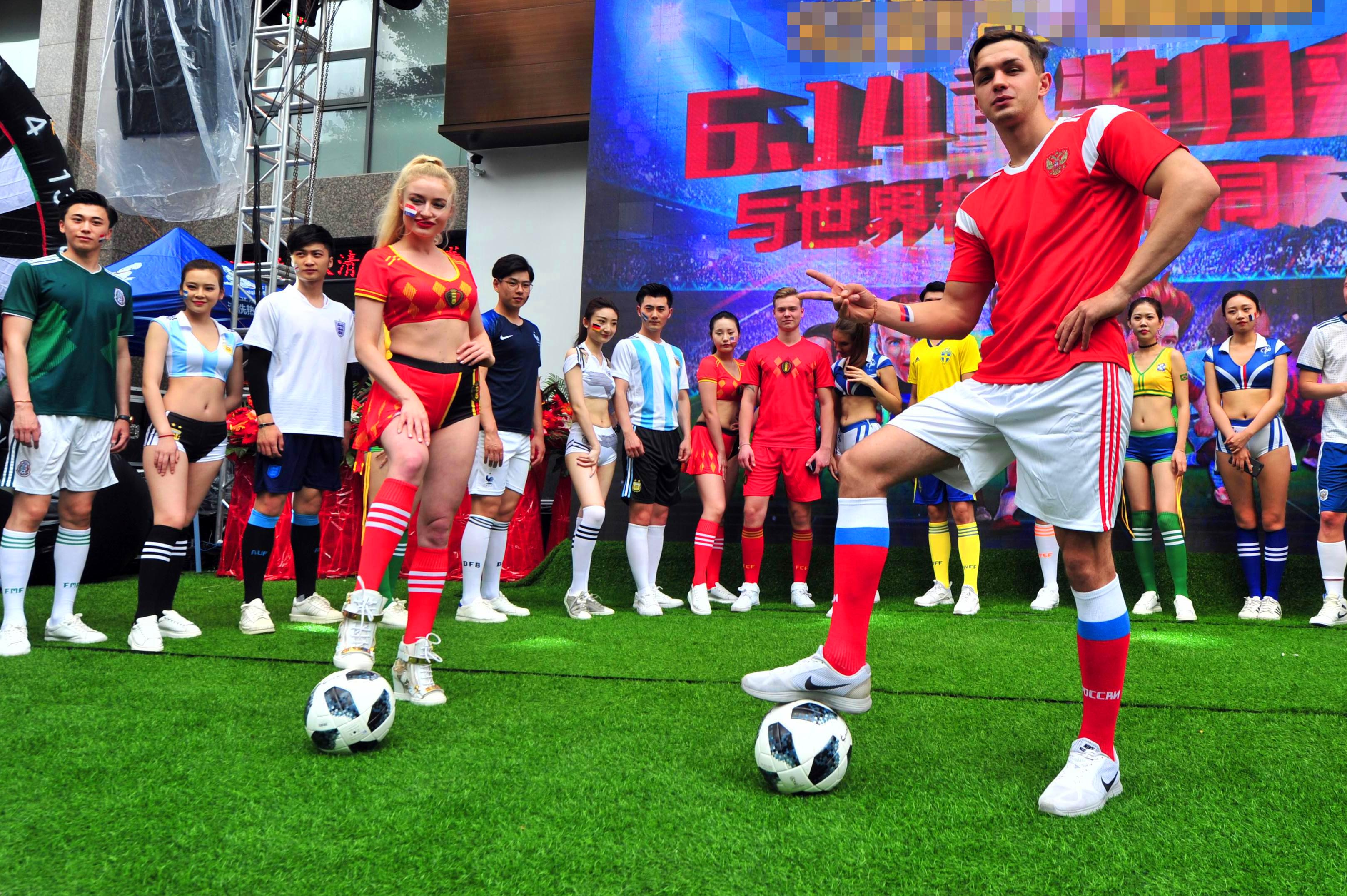 的足球文